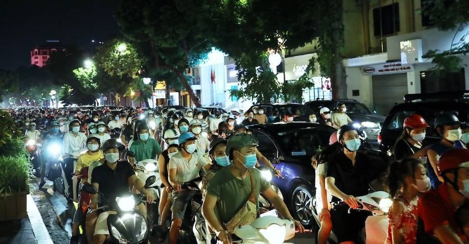 Trung tâm thành phố Hà Nội ùn tắc đêm trung thu như chưa có dịch